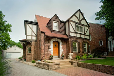 Design ideas for a traditional house exterior in St Louis.