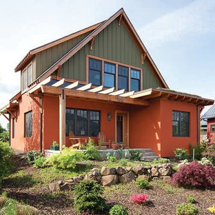 Diseño de fachada de casa naranja, de estilo americano, grande, de dos plantas, con revestimiento de hormigón, tejado a cuatro aguas y tejado de teja de madera