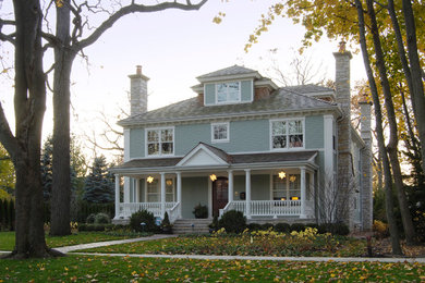Design ideas for a traditional house exterior in Chicago.