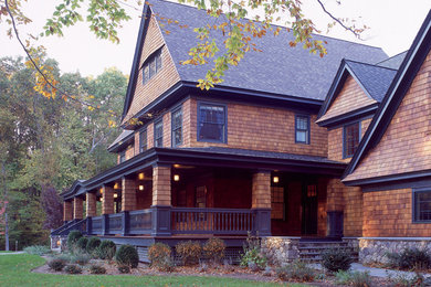 Große, Dreistöckige Klassische Holzfassade Haus mit brauner Fassadenfarbe und Satteldach in New York