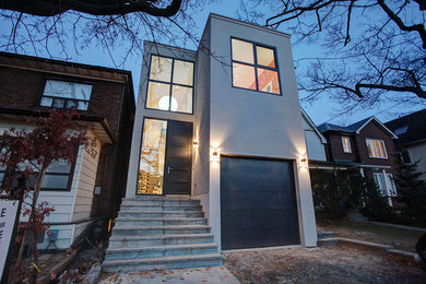 На фото: двухэтажный, серый частный загородный дом среднего размера в стиле модернизм с облицовкой из бетона и плоской крышей