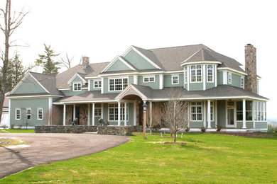 Imagen de fachada de casa verde tradicional extra grande de tres plantas con revestimiento de madera, tejado a cuatro aguas y tejado de teja de madera