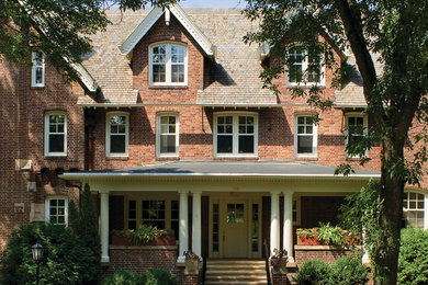 Foto de fachada de casa roja clásica extra grande de tres plantas con revestimiento de ladrillo, tejado a dos aguas y tejado de teja de madera