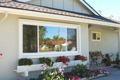 サンディエゴにあるおしゃれな家の外観 (漆喰サイディング) の写真