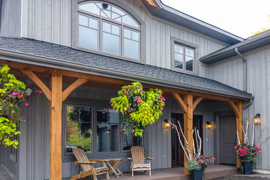 Diseño de fachada de casa gris rústica de dos plantas con revestimiento de madera, tejado a dos aguas y tejado de teja de madera