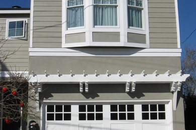 Imagen de fachada de casa gris clásica de tamaño medio de dos plantas con revestimientos combinados, tejado a dos aguas y tejado de teja de madera