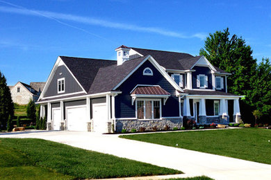 Diseño de fachada beige de tamaño medio de dos plantas con revestimientos combinados y tejado plano
