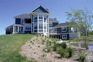 Modelo de fachada de casa azul clásica extra grande de tres plantas con revestimiento de madera, tejado a dos aguas y tejado de teja de madera