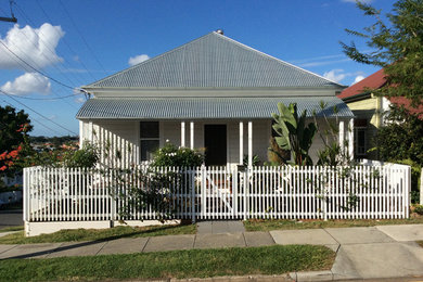 Zweistöckiges Klassisches Haus mit weißer Fassadenfarbe, Walmdach und Blechdach in Brisbane