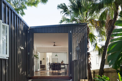 Свежая идея для дизайна: одноэтажный, черный дом в современном стиле с облицовкой из металла и односкатной крышей - отличное фото интерьера