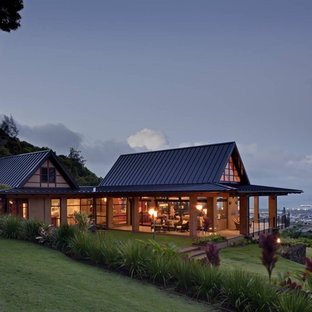 Zweistöckiges, Großes, Beigefarbenes Kolonialstil Einfamilienhaus mit Glasfassade, Walmdach und Blechdach in Hawaii