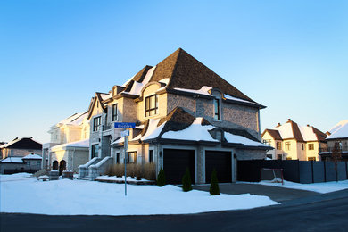 モントリオールにある低価格のトランジショナルスタイルのおしゃれな家の外観 (レンガサイディング) の写真