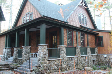 Imagen de fachada marrón de estilo americano grande de dos plantas con revestimiento de madera