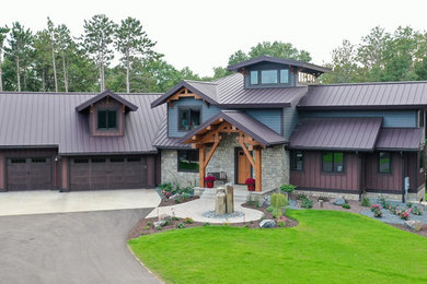 Diseño de fachada de casa rural con revestimiento de metal y tejado de metal
