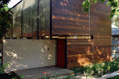 Foto de fachada marrón minimalista grande de dos plantas con revestimientos combinados