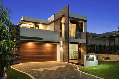 Kleines, Zweistöckiges Modernes Haus mit Backsteinfassade, weißer Fassadenfarbe und Flachdach in Brisbane