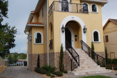 オーランドにある地中海スタイルのおしゃれな家の外観の写真