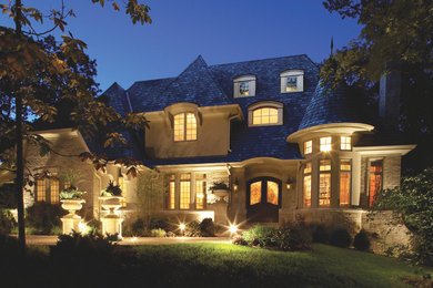Пример оригинального дизайна: большой, двухэтажный, бежевый дом в классическом стиле с комбинированной облицовкой