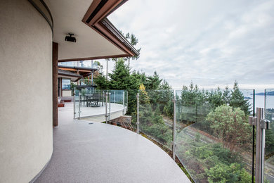 Imagen de fachada beige actual grande de dos plantas con revestimiento de estuco y tejado a cuatro aguas