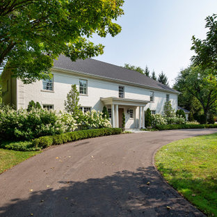 Großes, Zweistöckiges, Weißes, Schwarzes Klassisches Einfamilienhaus mit gestrichenen Ziegeln, Walmdach und Schindeldach in Chicago