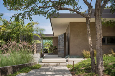 Example of a mid-century modern exterior home design in Orange County