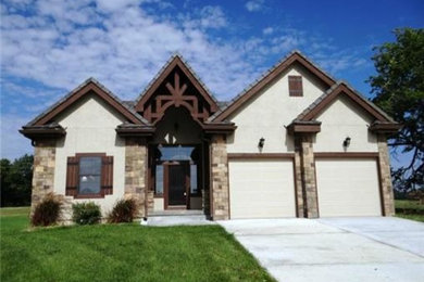 Example of a mountain style exterior home design in Kansas City