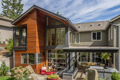 Свежая идея для дизайна: двухэтажный, деревянный, коричневый частный загородный дом в современном стиле с двускатной крышей - отличное фото интерьера