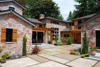 Ejemplo de fachada de casa marrón rústica grande de dos plantas con revestimientos combinados, tejado a dos aguas y tejado de teja de madera