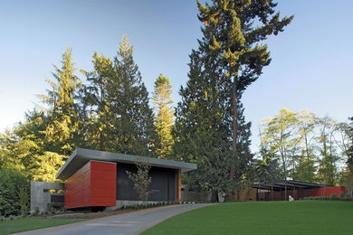 シアトルにある高級なミッドセンチュリースタイルのおしゃれな家の外観 (コンクリート繊維板サイディング) の写真