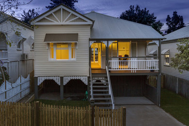 Idées déco pour une façade de maison beige contemporaine en bois de taille moyenne et de plain-pied avec un toit à quatre pans.