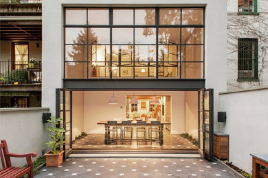 Imagen de fachada de casa blanca clásica renovada de tamaño medio de dos plantas con revestimiento de vidrio y tejado plano