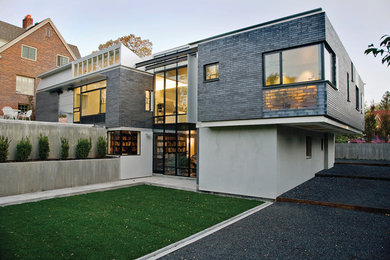 Imagen de fachada de casa gris minimalista de tamaño medio de dos plantas con revestimiento de ladrillo y tejado plano