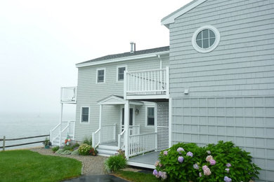 Foto de fachada gris costera de tamaño medio de dos plantas con revestimiento de madera y tejado a dos aguas