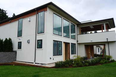 Modelo de fachada de casa blanca moderna grande de dos plantas con revestimiento de estuco