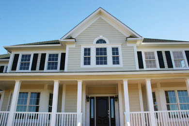 Exemple d'une grande façade de maison beige tendance.