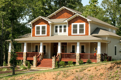 Ejemplo de fachada beige de estilo americano de tamaño medio de dos plantas con revestimiento de madera