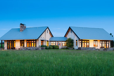 Foto de fachada de casa beige contemporánea de tamaño medio de una planta con revestimiento de estuco, tejado a dos aguas y tejado de metal