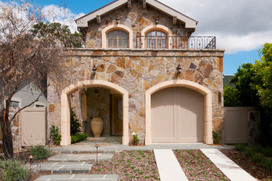 Diseño de fachada de casa clásica de dos plantas con revestimiento de piedra