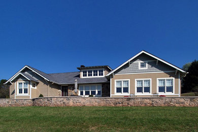 Diseño de fachada de casa marrón clásica de tamaño medio de una planta con revestimientos combinados, tejado a dos aguas y tejado de teja de madera