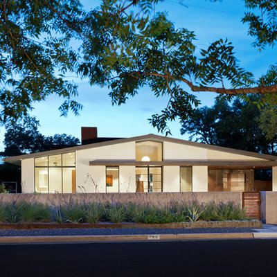 Mid-century modern one-story gable roof photo in Austin