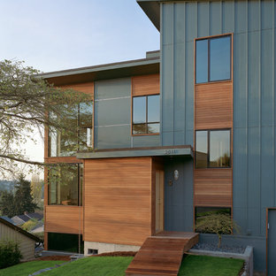 Idee per la facciata di una casa contemporanea con rivestimento in legno