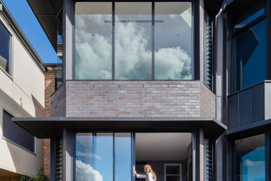 シドニーにあるトランジショナルスタイルのおしゃれな家の外観の写真