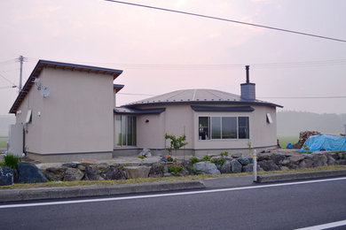 東京都下にある小さなおしゃれな家の外観の写真