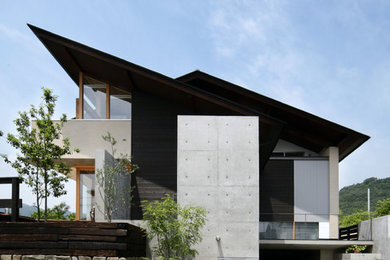 京都にあるコンテンポラリースタイルのおしゃれな家の外観 (混合材サイディング) の写真