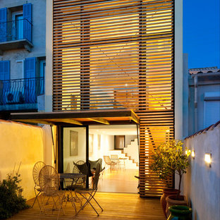 Cette photo montre une petit façade en bois blanche tendance à un étage avec un toit plat.