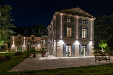 Idée de décoration pour une façade de maison tradition.