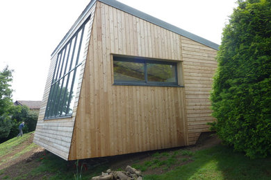 Idées déco pour une façade de maison contemporaine.