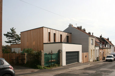 Ejemplo de fachada de casa pareada blanca contemporánea de tamaño medio de tres plantas con revestimiento de madera, tejado plano y tejado de teja de madera