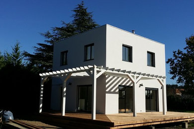 Small and gey contemporary two floor detached house in Nice.