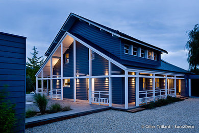 Aménagement d'une grande façade de maison bleue éclectique en bois à deux étages et plus avec un toit à deux pans.